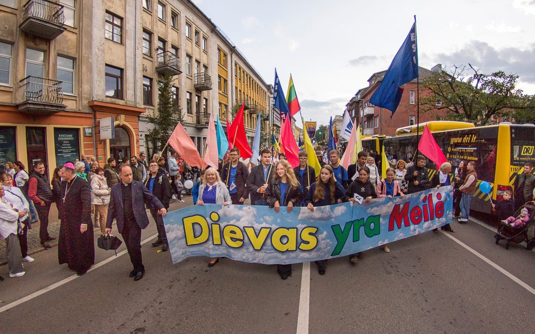 Krikščionių bendruomenės pirmą kartą dalyvavo „Šiaulių dienų“ eisenoje